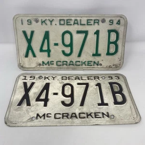 Dos placas de licencia de distribuidor de Kentucky caducadas del condado de McCracken decoración vintage - Imagen 1 de 17
