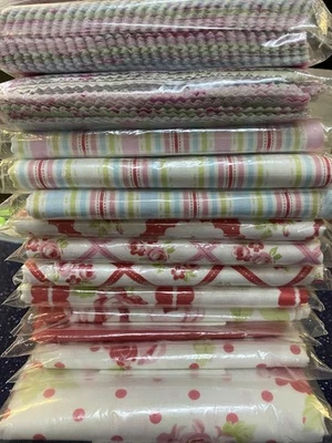 Zapatilla de tela Free Spirit Rosas - Tanya Whelan incluye 4 paquetes de dijes y 6 yardas Foto 1 de 4