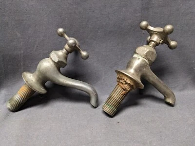Antiguo par de grifos de lavabo de baño fríos calientes separados de latón níquel de colección Foto 1 de 3
