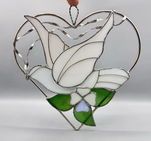 Paloma Blanca y Flor Iridiscente Metal Corazón Vitral Atrapasol Hecho a Mano - Imagen 1 de 5