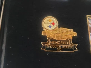 Lote de 2 prendedores de sombrero de solapa de estadio Pittsburgh Steelers 3 Rivers & Heinz Field - Imagen 1 de 2