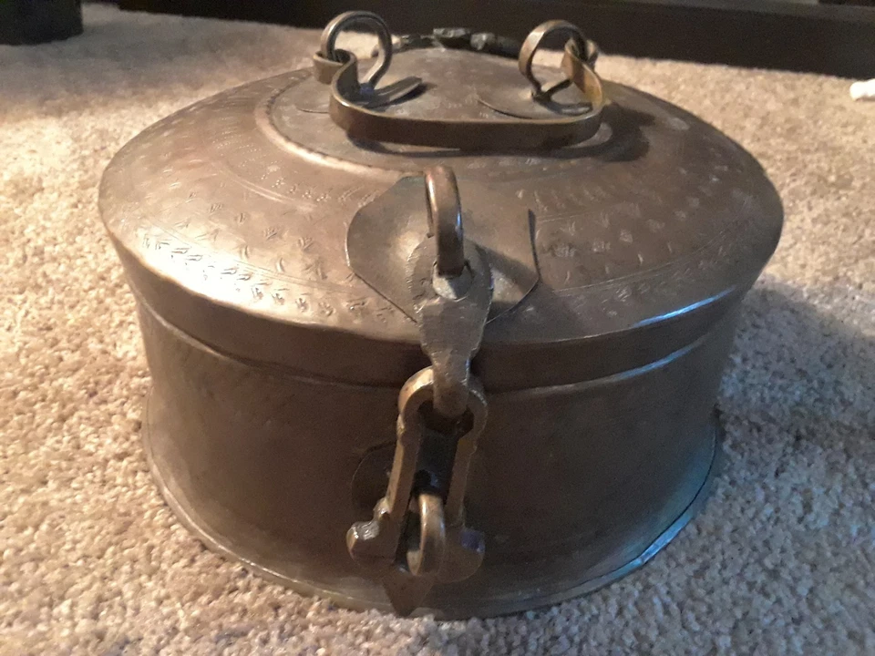 Antigua caja de dote/pan Chapatti única tamaño grande redonda de latón indio de 1800 Foto 1 de 4
