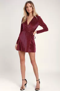 Neu mit Etikett Lulus Minikleid Magenta Samt Langarm Faux Wickeloptik Größe Small - Bild 1 von 14