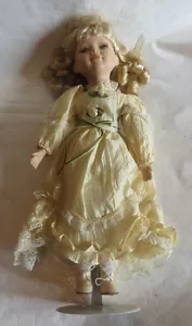 Poupée ancienne en porcelaine – cheveux blonds et robe jaune clair – avec suppor - Bild 1 von 1