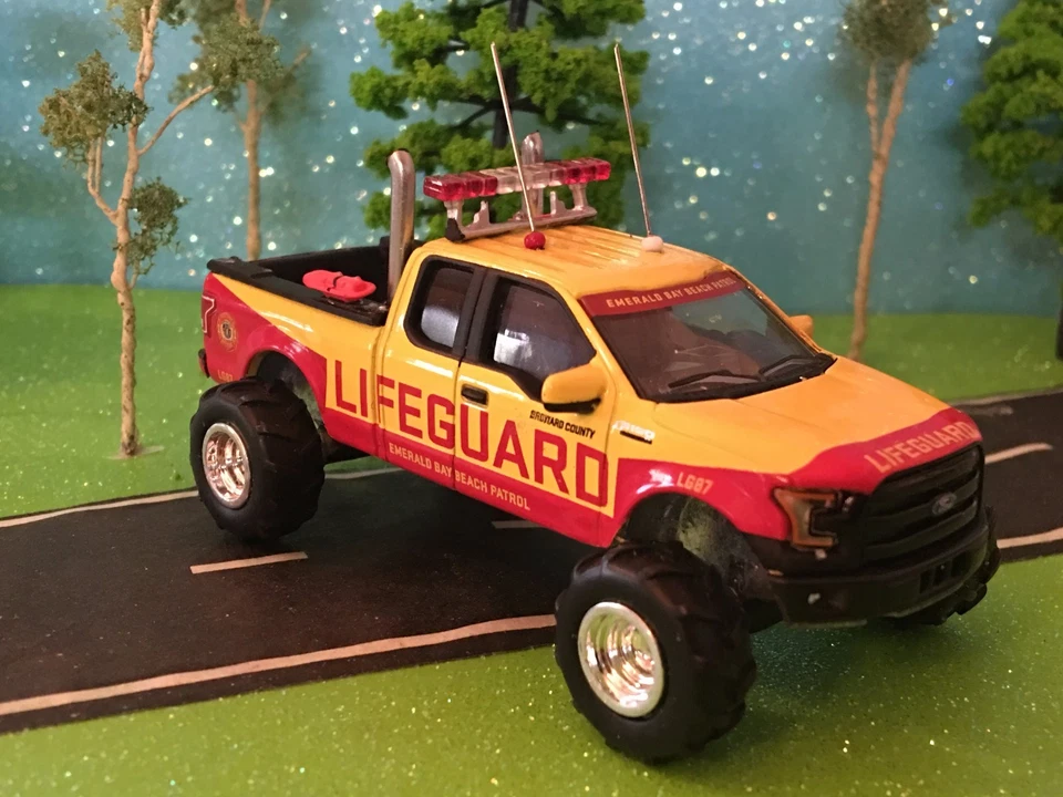 1/64 Custom Elevanted 2016 Ford, F150 CB, Antenas Silenciadores dobles Neumáticos de tracción grandes Foto 1 de 3