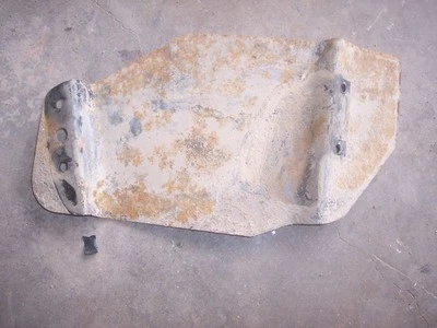 70S DATSUN 620 LIL HUSTLER PICK UP TANQUE DE VAPOR DE COMBUSTIBLE PLACA DE CUBIERTA DE PROTECCIÓN Foto 1 de 2