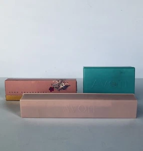 3 Vintage 60er Jahre Avon Sampler Kits Lippenstifte ~ Puderfundamente ~ Düfte - Bild 1 von 10