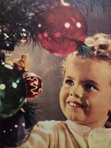 Bella bambina da appendere albero di Natale ornamenti rivista illustrazione 1957 - Foto 1 di 4