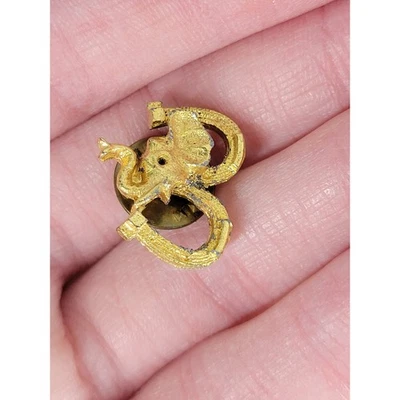 Broche prendedor vintage de elefante dorado y solapa con letra S Foto 1 de 3