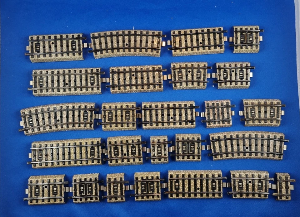 Märklin H0 25 Pieces Small M-Tracks Short Pieces Beautiful Condition - Image 1 of 1