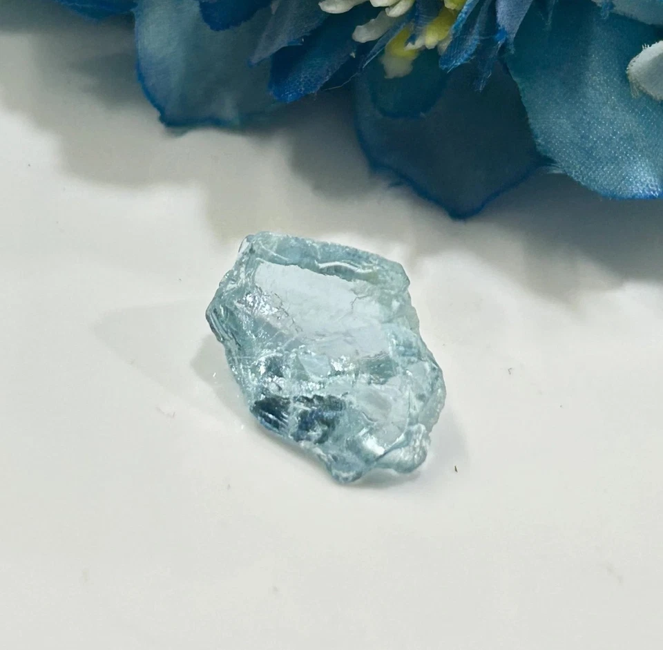 Piedra preciosa extraída de tierra áspera cruda sin tratar aguamarina azul natural 10,42 quilates Foto 1 de 4
