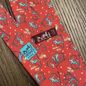 HERMES Made in France 7601 SA 100% Seide Skifahrer Winter Print rot 58,5" L - RAR - Bild 1 von 4