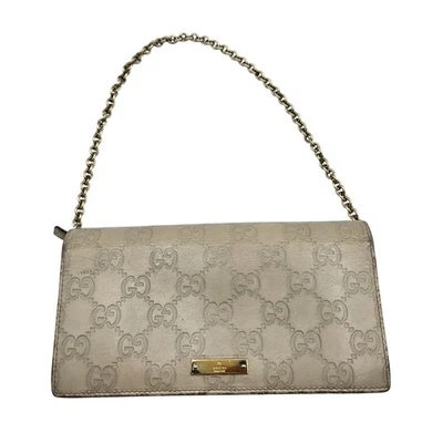 Bolso sin asas bandolera Gucci cartera con cadena GG de cuero beige en relieve Foto 1 de 4