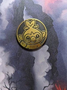 Grookey Gold (Regular Size) Coin - Pokemon Card TCG - Foto 1 di 2