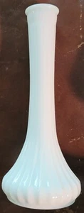 Vintage weiß Strumpfhalter Glas "Milchglas" #4096 langstielig gerippt Knospe Vase 9" - Bild 1 von 4