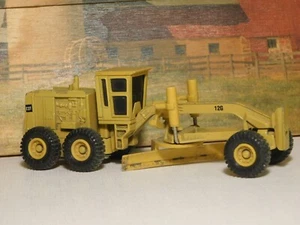 1/64 Caterpillar 12G Road Grader. (Play Worn) - Picture 1 of 1