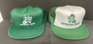 Menge 2 grüne Nevada Club Trucker Hüte 80er Casino Glücksspiel Druckknopflasche - Bild 1 von 24