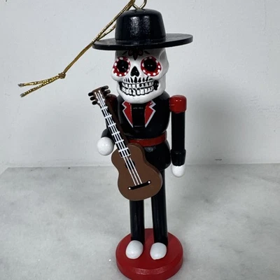 Santa's Workshop Day of the Dead Skeleton with Guitar Ornament Decoration 6.5” - Imagem 1 de 4