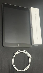 Apple iPad 6. Gen. A1893 | 128 GB | Wi-Fi | 9,7 Zoll | Spacegrau + Apple Pencil - Bild 1 von 13