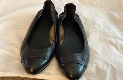 Sapatilhas de couro femininas Burberry com estampa de pele de cobra biqueira e salto preto tamanho 9 - Imagem 1 de 4