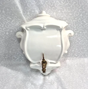 Vintage weißes Porzellan Wand Lavabo mit einem Messingauslauf. - Bild 1 von 14