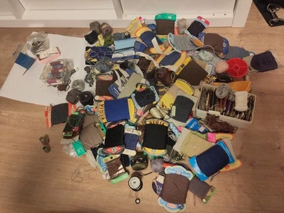 Konvolut Nähgarne Näh Utensilien Garne Fäden Bindfaden etc. - Bild 1 von 4