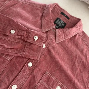 J Crew Sporting Goods Medium rotes Chambray Shirt weiße Nähte Laschenverschluss - Bild 1 von 6