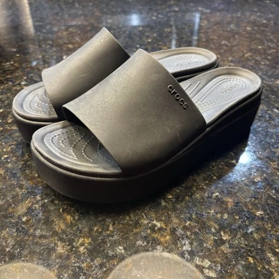 Женские сандалии Crocs Brooklyn на танкетке черные размер 7 - Изображение 1 из 4