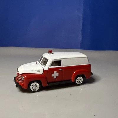 Johnny Lightning 1:64 Chevrolet '50 Ambulance - Image 1 of 4