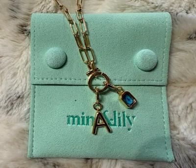 Como Nuevo y Lirio Clip de Papel “A” Dije Inicial con Zafiro Azul - Collar 18 de Septiembre” Foto 1 de 4