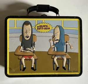 MTV BEAVIS AND BUTT-HEAD STASH SAMMLERSTÜCK METALL BROTDOSE SCHULTISCHE 2011 - Bild 1 von 4