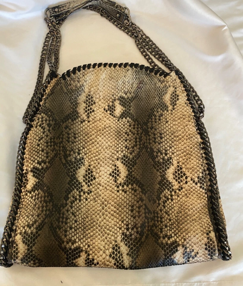 Cartera de hombro Steven By Steve Madden imitación pitón serpiente cadena de herrajes plateados Foto 1 de 4