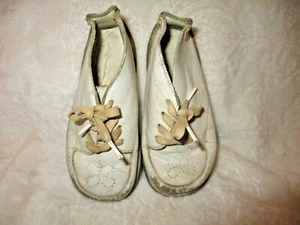 Vintage~Scarpe bianche per bambini~Baby Jumping Jacks~pelle~graffiate~anni '60 - Foto 1 di 9