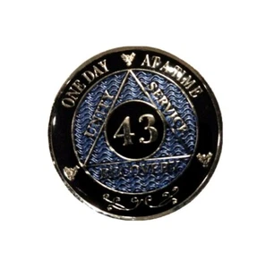43 años moneda azul AA, medallón enchapado en plata, chip de Alcohólicos Anónimos - Imagen 1 de 2