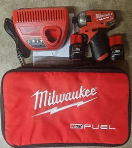 NUEVO Kit de atornillador de impacto Milwaukee M12 FUEL SURGE sin escobillas 1/4" modelo # 2551-22 - Imagen 1 de 2