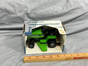 Deutz Allis 1920 Lawn Garden Mower Tractor 1:16 Scale Models NIB Dyersville AGCO - Picture 1 of 8