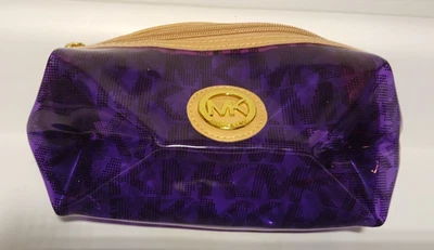 Bolsa de maquillaje de plástico Michael Kors púrpura con adornos dorados Foto 1 de 4