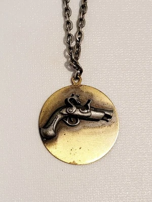 COLLAR COLGANTE PISTOLA DE COLECCIÓN - 1 1/2" DIAM.--CADENA METAL 14 EN LONGITUD TOTAL Foto 1 de 4