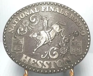 Hebilla de cinturón rodeo vintage finales nacionales 1988 Hesston ~ Fred Fellows, firmado  - Imagen 1 de 3