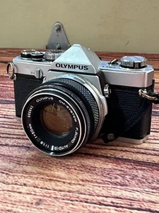 Olympus OM-1 + ZUIKO AUTO-S 50 mm f/1.8 fotocamera reflex pellicola 35 mm - testata - Foto 1 di 9