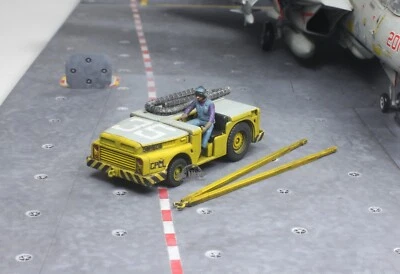 (Pedido anticipado) Tractor de la Marina de los Estados Unidos/con tripulación en cubierta de portaaviones modelo 1:72 Pro Built Foto 1 de 4