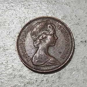 UNITED KINGDOM 🇬🇧 ONE (1) NEW PENNY COIN 1980 (QUEEN ELIZABETH II) - Picture 1 of 2