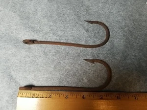 Zwei Vintage/Antik 5 3/4" x 2" Eisen Angelhaken zum Thunfisch Hochseeangeln - Bild 1 von 2