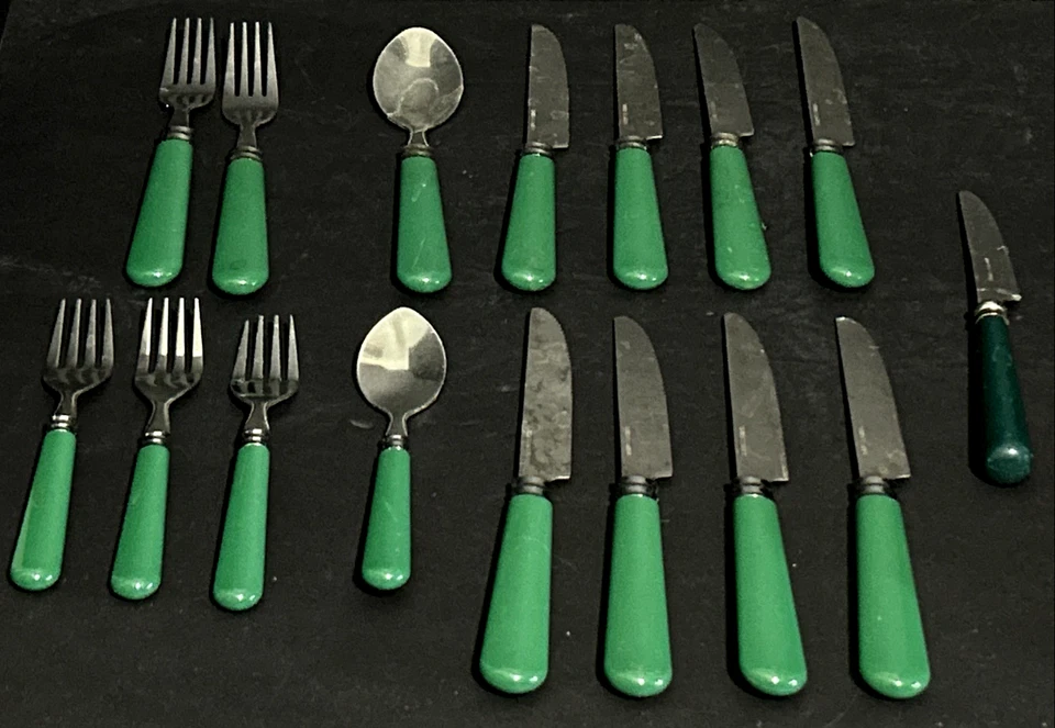 Gibson Lote de 16 Cubiertos de Acero Inoxidable con Asas de Plástico Verde Navidad Foto 1 de 4