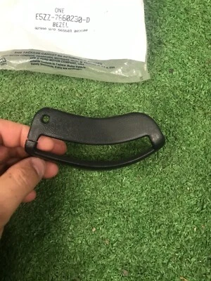 NOS 1985 - 1989 FORD MUSTANG CONVERTIBLE SEAT BELT STRAP BEZEL E5ZZ-7660230-D RH - Imagem 1 de 4
