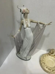 LLADRO GRAND DAME #1568 FIGURINE - Picture 1 of 6