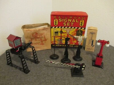 LOTE VINTAGE MARX (3) JUEGO DE SEÑALES DE FERROCARRIL, POSTE DE LUZ Y CARGADOR DE MUELLE CON CAJA ORIGINAL  Foto 1 de 4