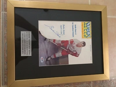 Revista deportiva firmada por Gordie Howe enmarcada Foto 1 de 3