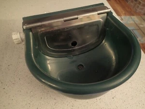 Automatic Pet Dog Chicken Outdoor pet waterer hooks to hose can mount on wall - Picture 1 of 3