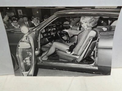 1965 1966 Buick foto de prensa NIÑA en exhibición de autos SEXY ¡Prensa original coche de colección! Foto 1 de 3